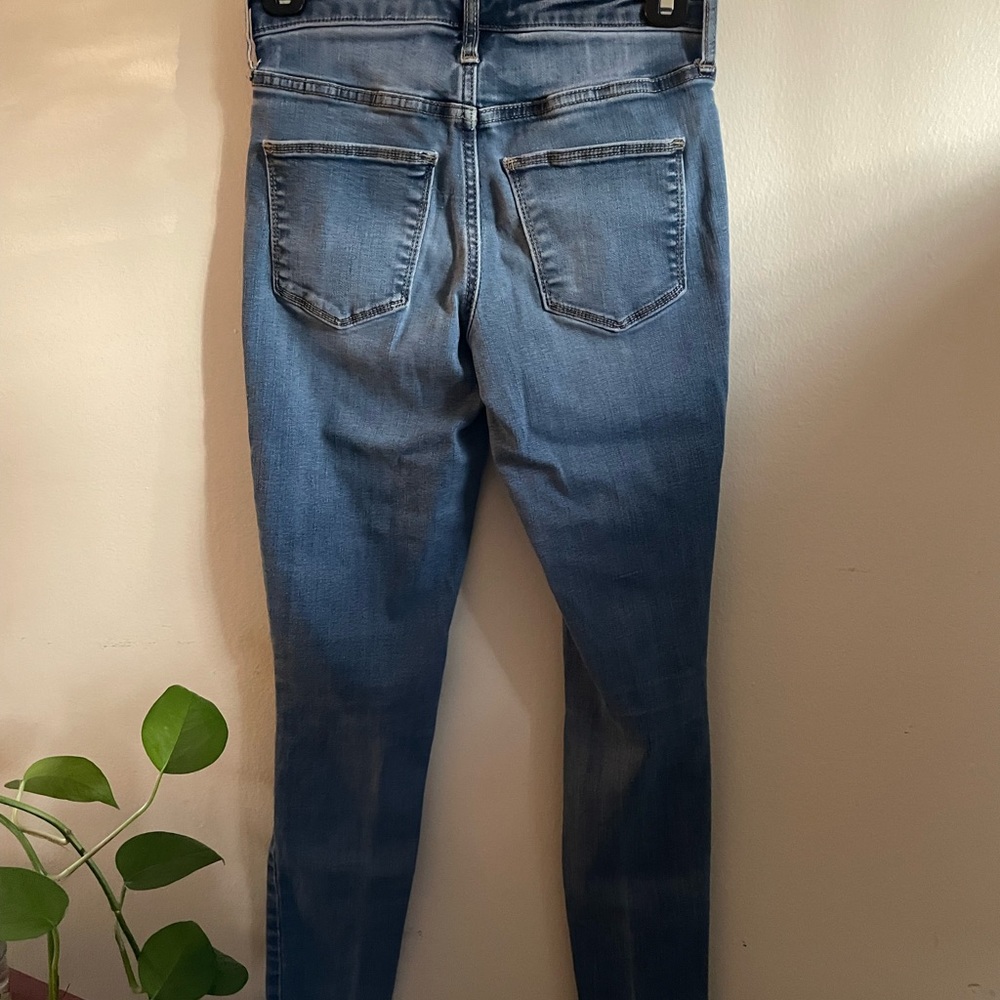 Universal Thread | Distressed Jeans | Size 0/25R - Picture 2 of 5